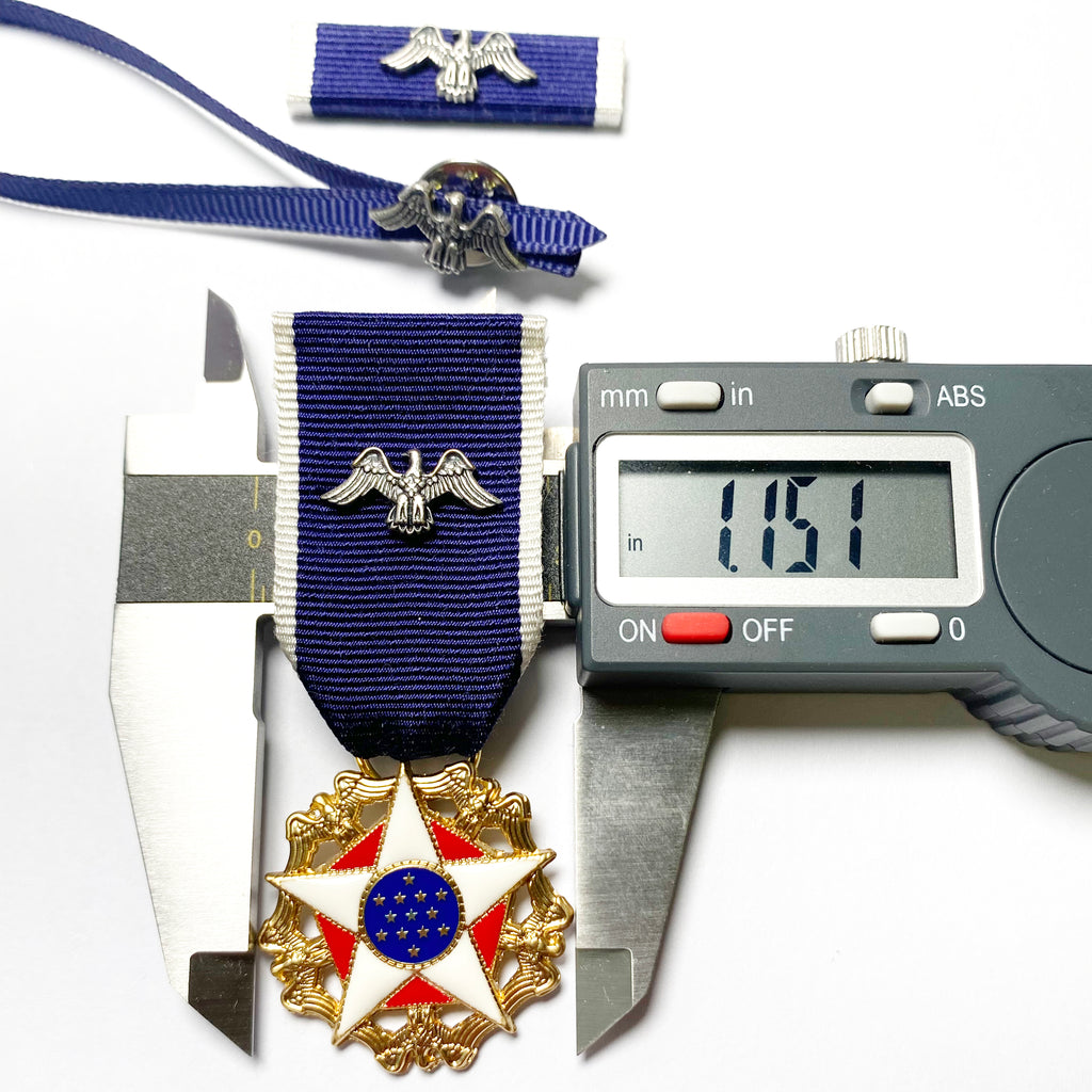 US-Präsidentielle Freiheitsmedaille (U.S. Presidential Medal of Freedom) – Miniaturmedaille + Bandschnalle + Service Ribbon – Sammleranfertigung (Messing, vergoldet, Emaille)