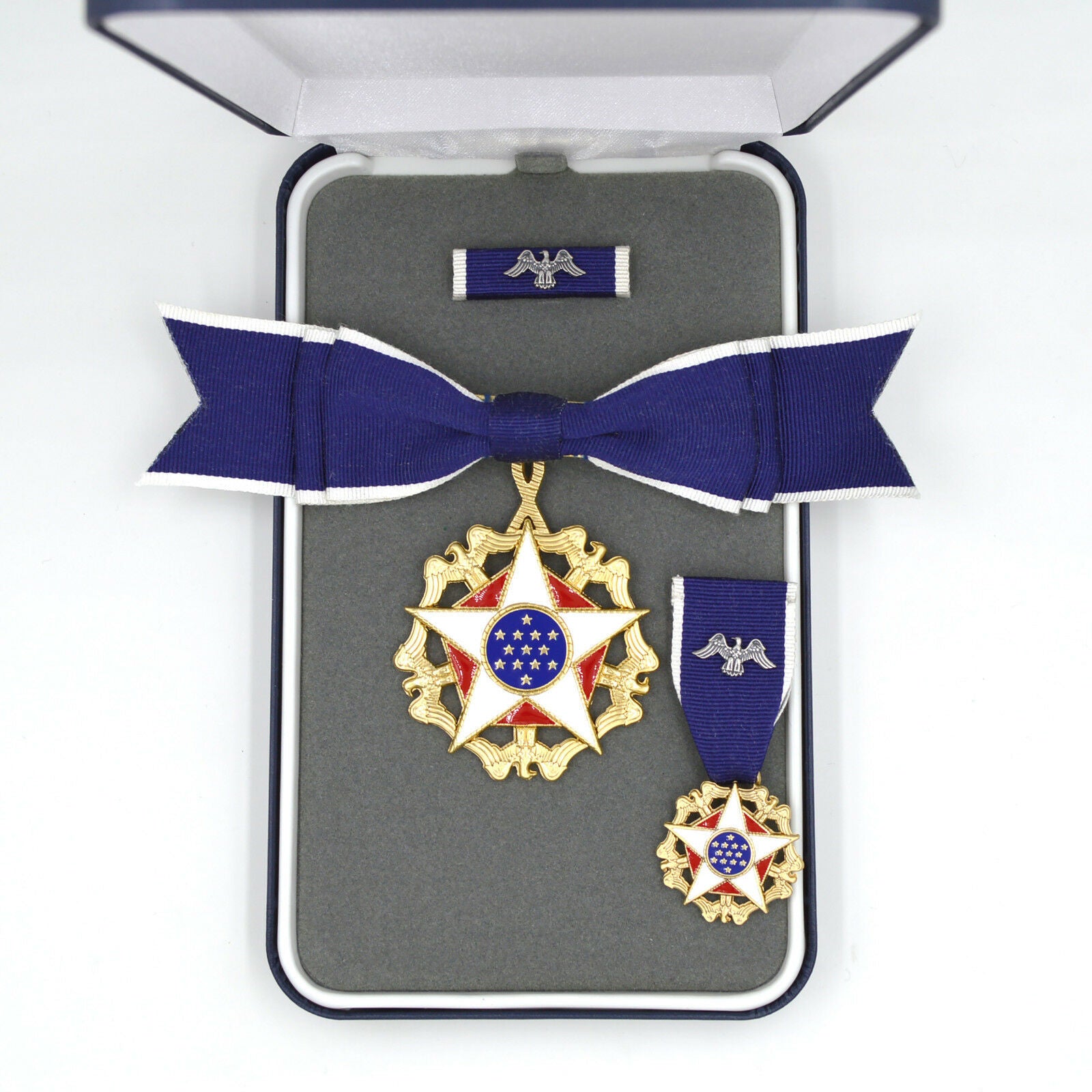 US-Präsidentielle Freiheitsmedaille (Presidential Medal of Freedom) – Damen-Ausführung (Schleifenband) – Vollformat Replik-Set mit Etui, Seidenband, Miniatur & Bandschnalle