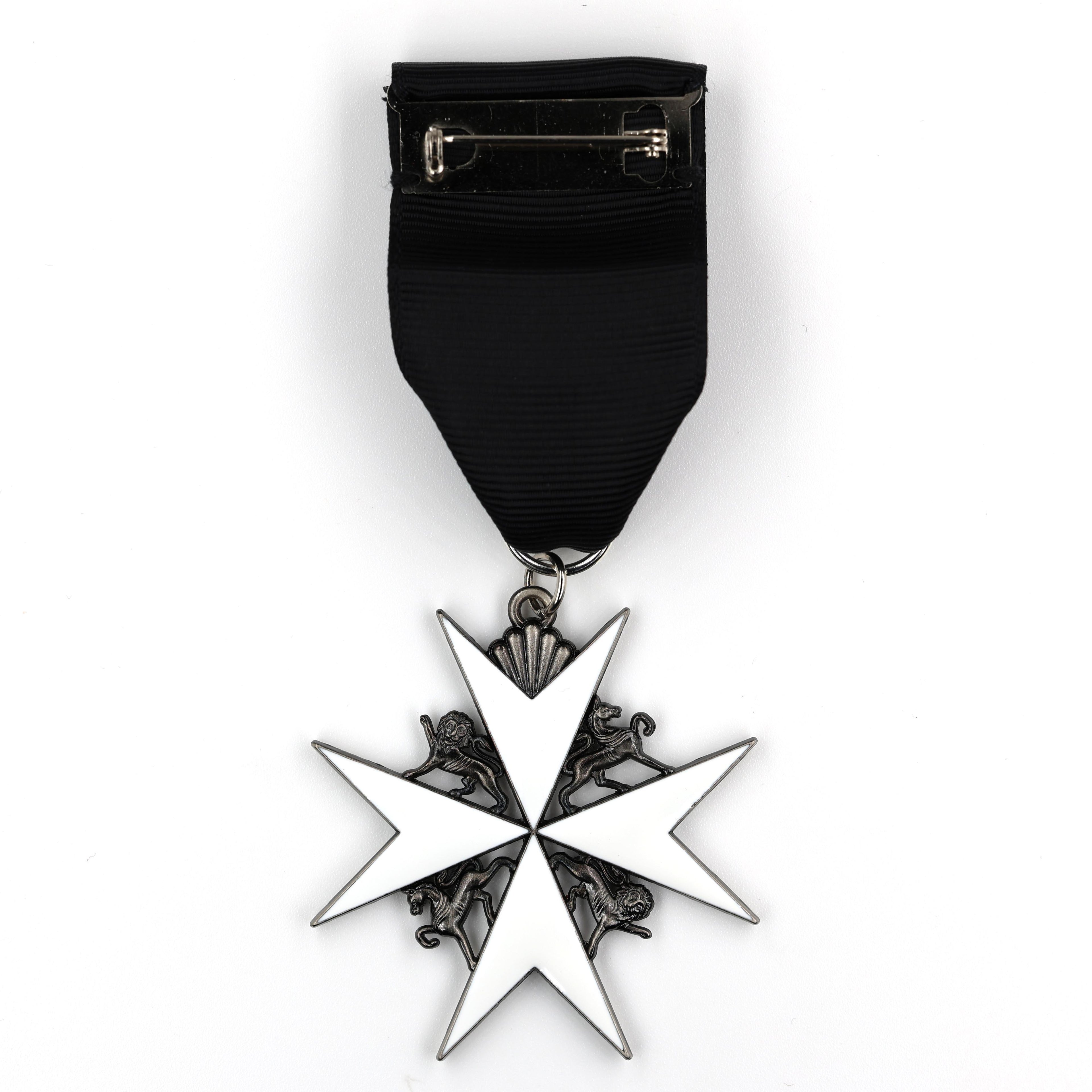 Johanniterorden Abzeichen / Order of St John Officer Class Badge – Malteserkreuz (Maltese Cross) & schwarzes Band (Silber-Version) – Replik (Sammleranfertigung)
