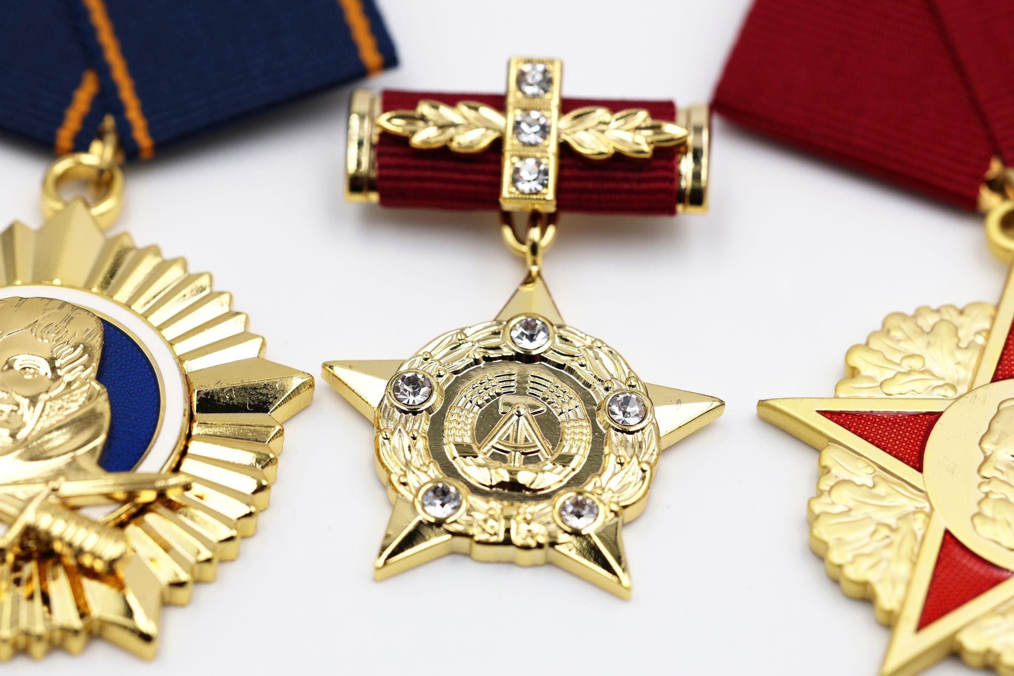 DDR 3er-Set – Scharnhorst-Orden (Scharnhorst Order) + Held der DDR (Hero of the GDR) + Karl-Marx-Orden (Order of Karl Marx) – Sammleranfertigungen in Vollgröße, Messing