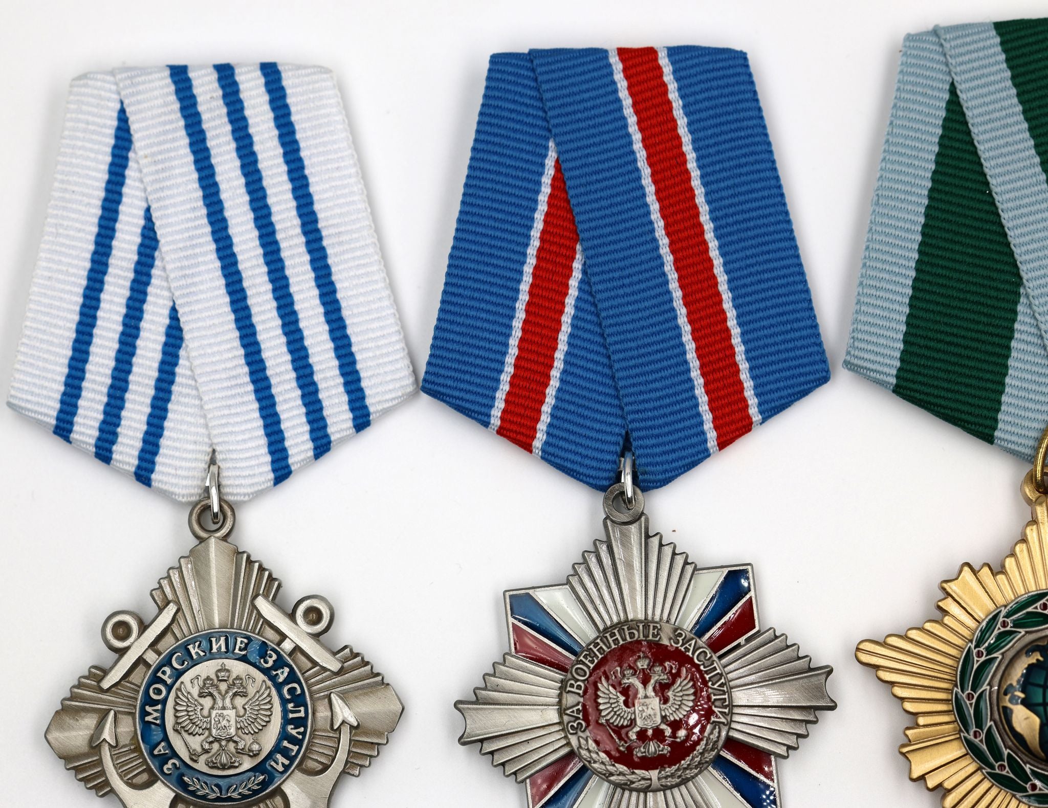 Russland 4-Orden-Set – Freundschaftsorden & Ehrenorden + Militär-/See-Verdienstorden – Messing/Emaille – Replik