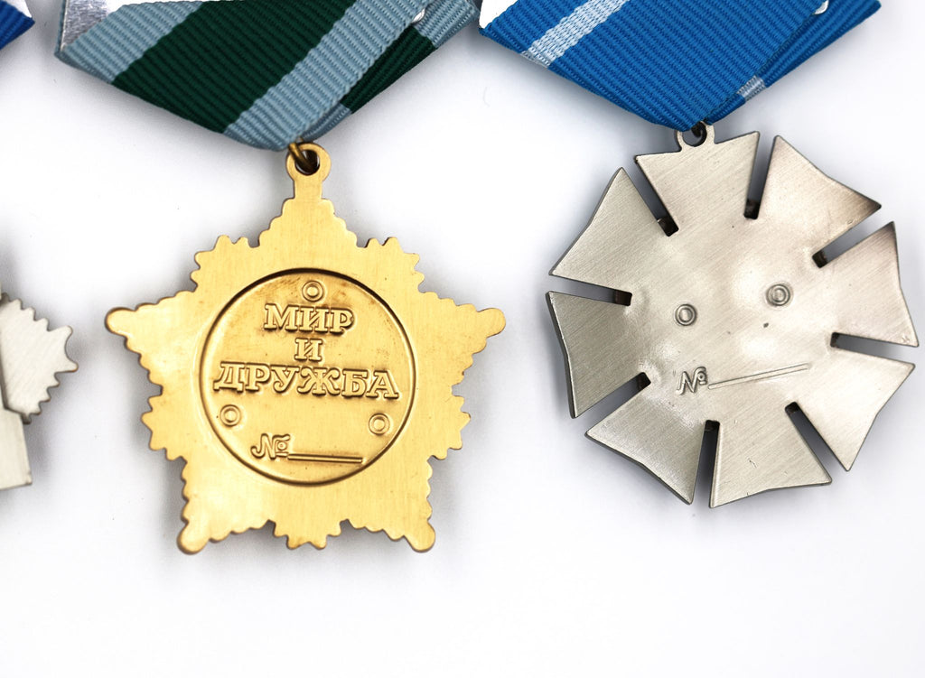 Russland 4-Orden-Set – Freundschaftsorden & Ehrenorden + Militär-/See-Verdienstorden – Messing/Emaille – Replik
