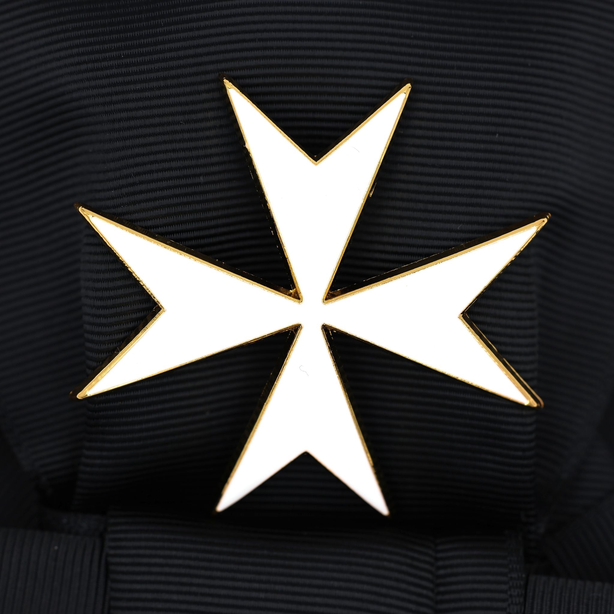 Britischer Johanniterorden – Schärpen- und Abzeichensatz mit schwarzer Schärpe und weißem Malteserkreuz / UK Order of St John Badge & Sash Set Black Sash White Maltese Cross Replica – Sammleranfertigung