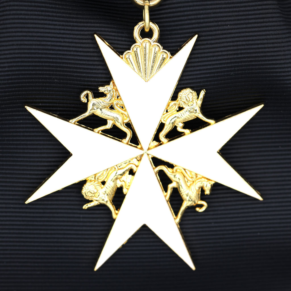 Britischer Johanniterorden – Schärpen- und Abzeichensatz mit schwarzer Schärpe und weißem Malteserkreuz / UK Order of St John Badge & Sash Set Black Sash White Maltese Cross Replica – Sammleranfertigung