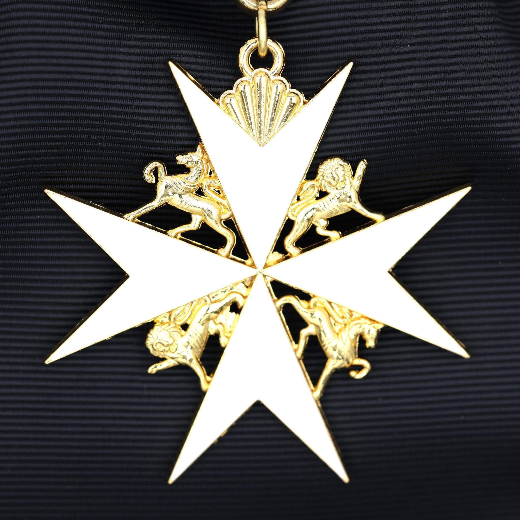 Britischer Johanniterorden – Schärpen- und Abzeichensatz mit schwarzer Schärpe und weißem Malteserkreuz / UK Order of St John Badge & Sash Set Black Sash White Maltese Cross Replica – Sammleranfertigung