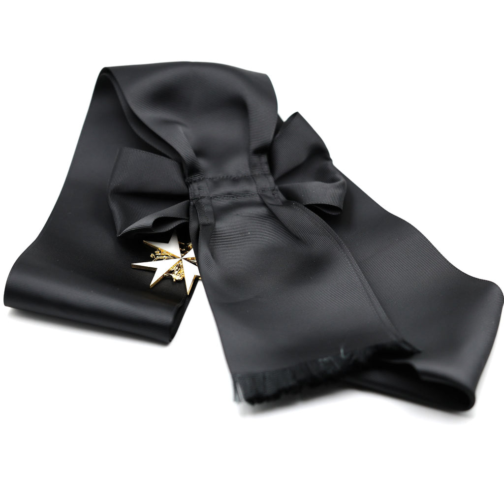 Britischer Johanniterorden – Schärpen- und Abzeichensatz mit schwarzer Schärpe und weißem Malteserkreuz / UK Order of St John Badge & Sash Set Black Sash White Maltese Cross Replica – Sammleranfertigung