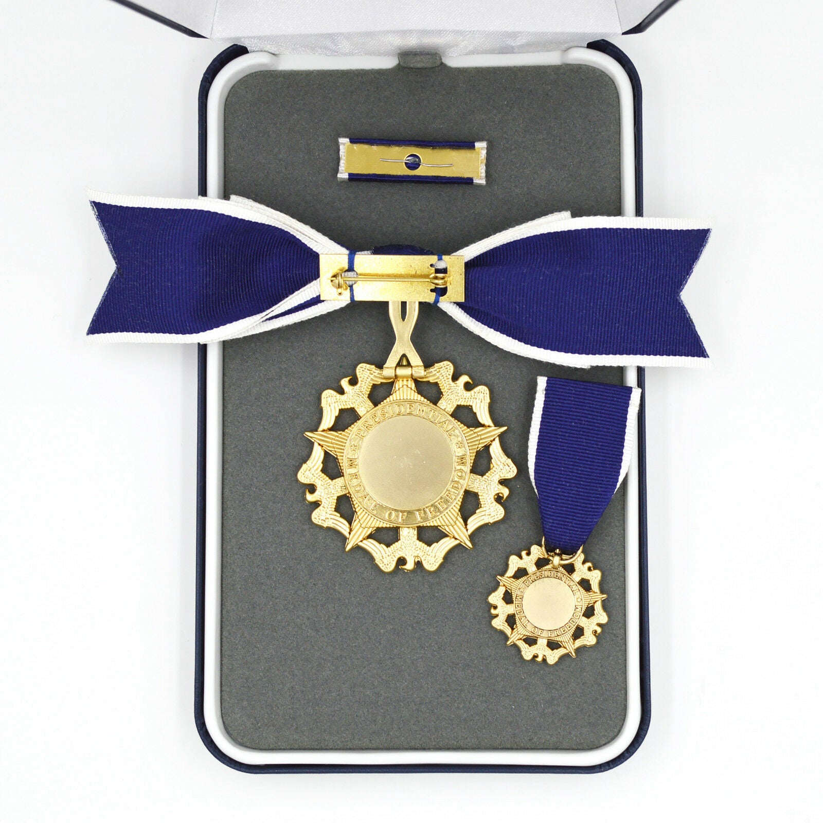 US-Präsidentielle Freiheitsmedaille (Presidential Medal of Freedom) – Damen-Ausführung (Schleifenband) – Vollformat Replik-Set mit Etui, Seidenband, Miniatur & Bandschnalle