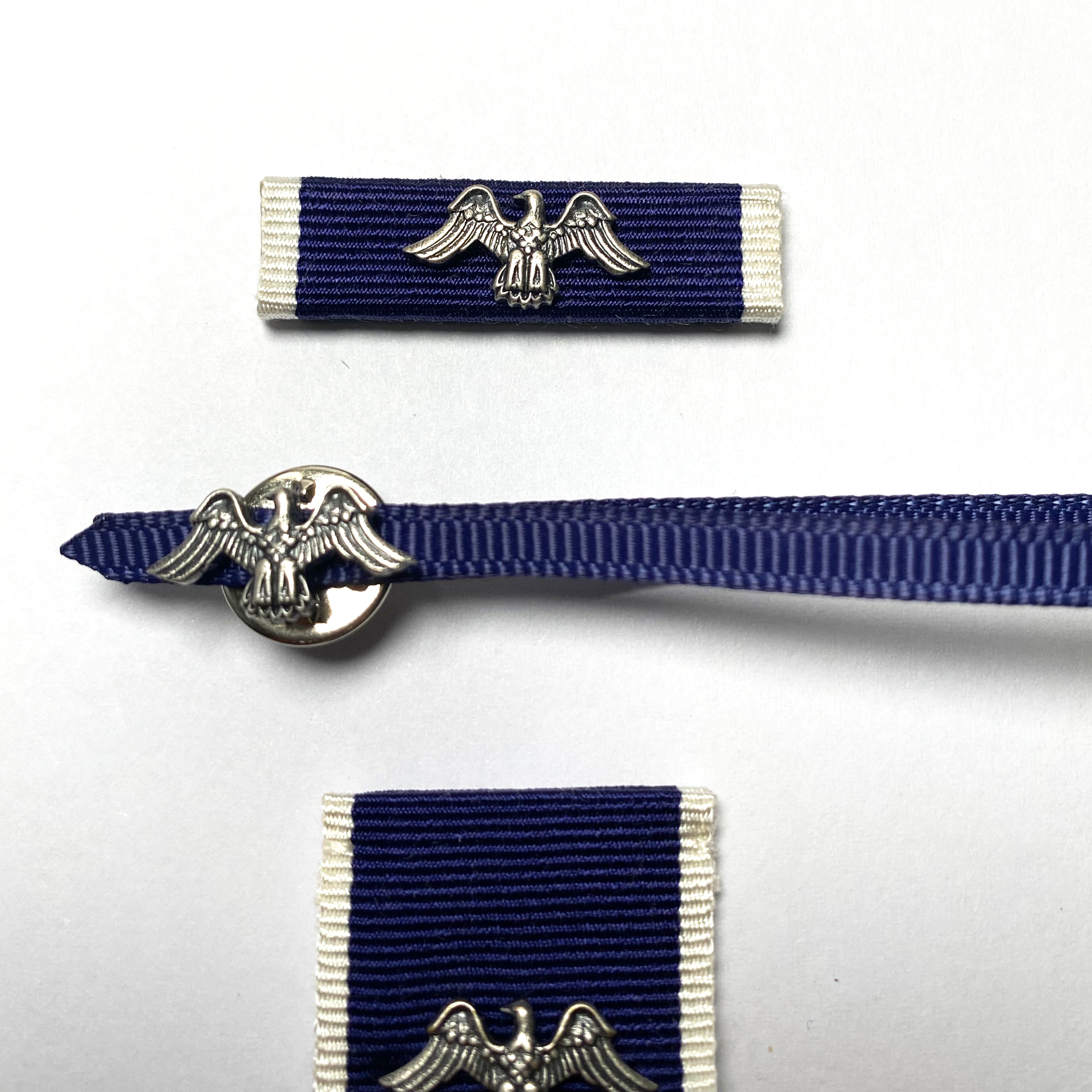 US-Präsidentielle Freiheitsmedaille (U.S. Presidential Medal of Freedom) – Miniaturmedaille + Bandschnalle + Service Ribbon – Sammleranfertigung (Messing, vergoldet, Emaille)