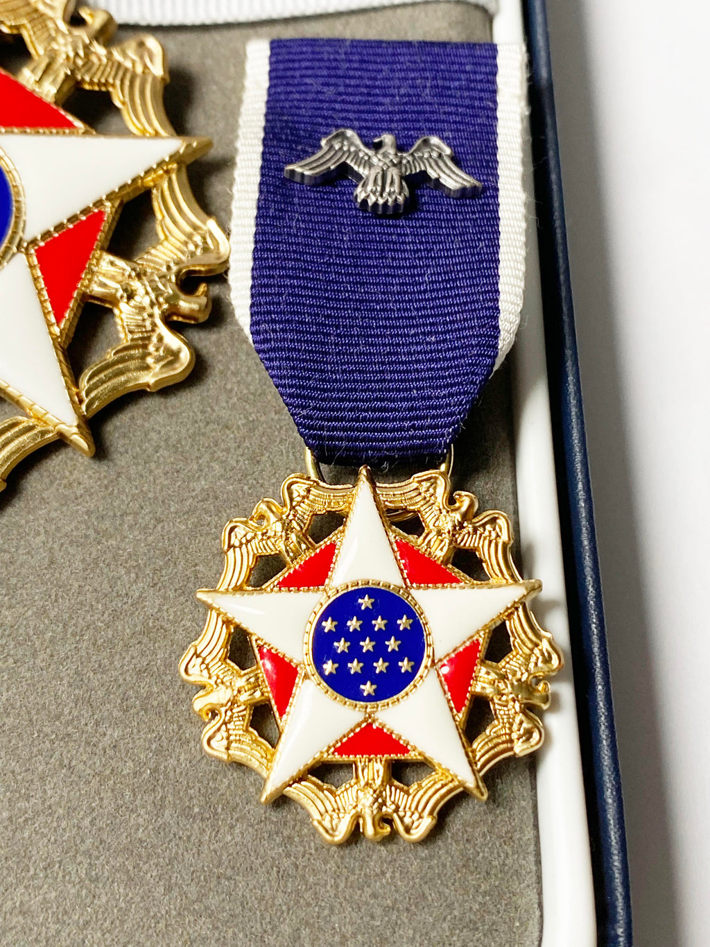 US-Präsidentielle Freiheitsmedaille (Presidential Medal of Freedom) – Sammleranfertigung in Vollgröße (seit 1963) – USA-Auszeichnung – Etui-Set
