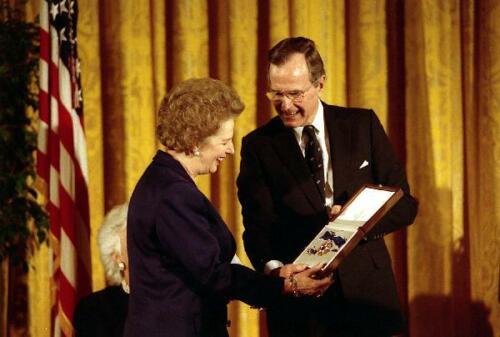 US-Präsidentielle Freiheitsmedaille (Presidential Medal of Freedom) – Damen-Ausführung (Schleifenband) – Vollformat Replik-Set mit Etui, Seidenband, Miniatur & Bandschnalle