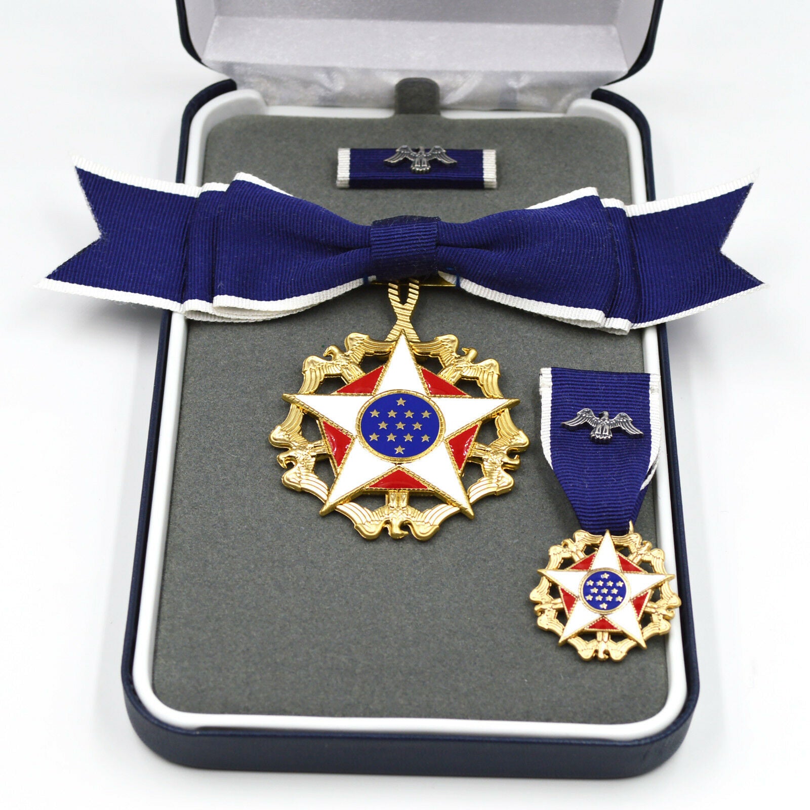US-Präsidentielle Freiheitsmedaille (Presidential Medal of Freedom) – Damen-Ausführung (Schleifenband) – Vollformat Replik-Set mit Etui, Seidenband, Miniatur & Bandschnalle