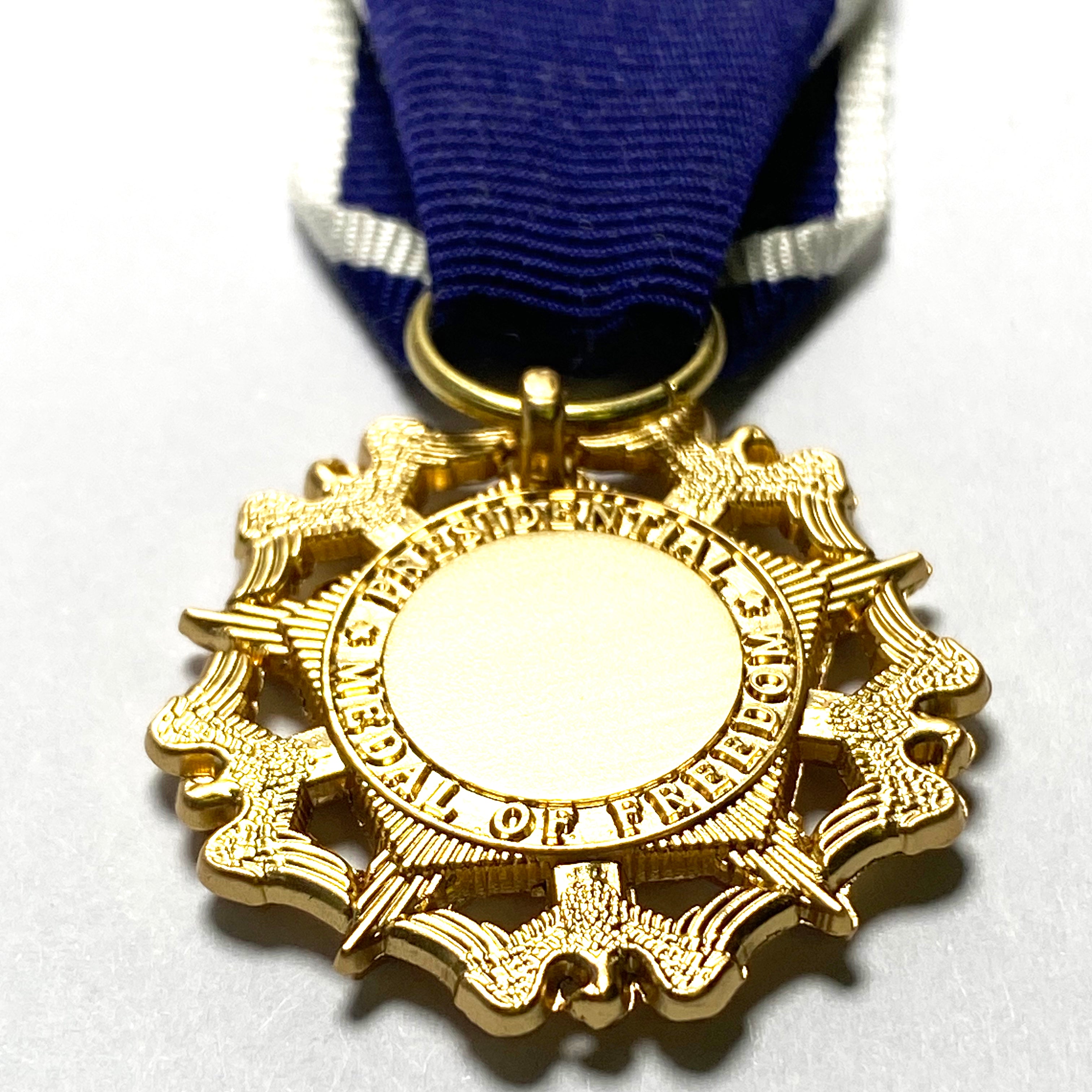 US-Präsidentielle Freiheitsmedaille (U.S. Presidential Medal of Freedom) – Miniaturmedaille + Bandschnalle + Service Ribbon – Sammleranfertigung (Messing, vergoldet, Emaille)