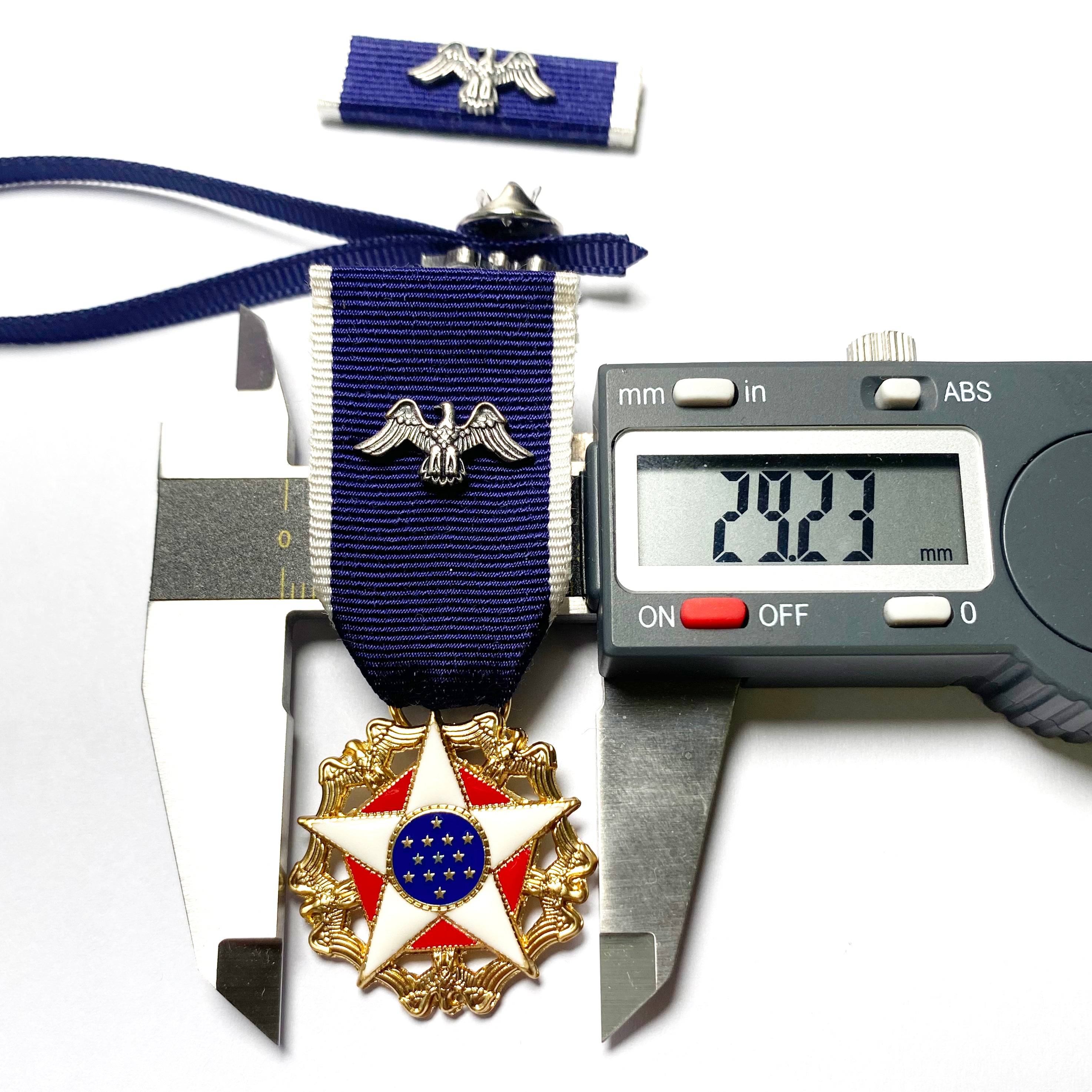 US-Präsidentielle Freiheitsmedaille (U.S. Presidential Medal of Freedom) – Miniaturmedaille + Bandschnalle + Service Ribbon – Sammleranfertigung (Messing, vergoldet, Emaille)